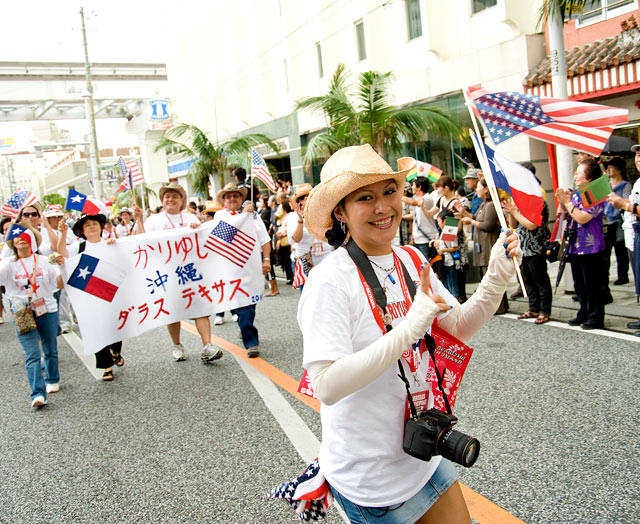 世界ウチナーンチュ大会 世界中の沖縄人が５年に一度 ふるさと帰り P 11 Area Magazine エリアマガジン Colocal コロカル ローカルを学ぶ 暮らす 旅する