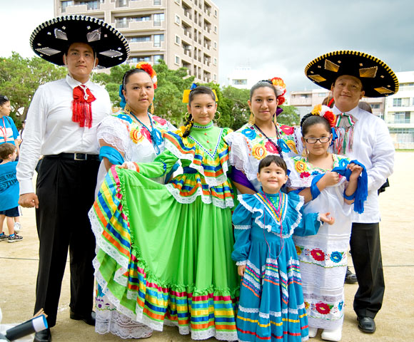 世界ウチナーンチュ大会 世界中の沖縄人が５年に一度 ふるさと帰り P 11 Area Magazine エリアマガジン Colocal コロカル ローカルを学ぶ 暮らす 旅する