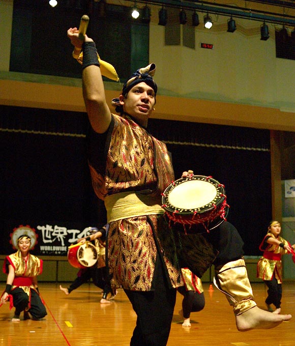 世界エイサー大会〉観客にわき起こった感動と拍手。（P.37）｜Area