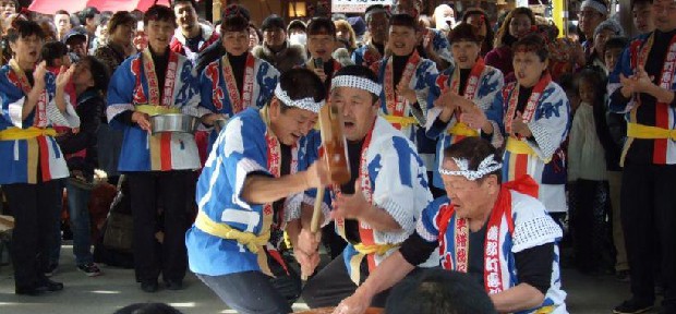 こんなに早い餅つき、見たことない！三重県志摩市の伝統「恵利原早餅つき」
