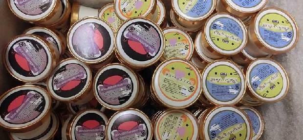 インコを口の中に入れた時の味？！神戸の鳥カフェが作った「インコ風味アイス」