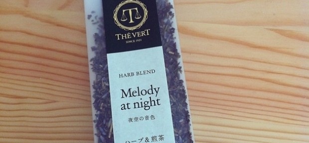 今日のおやつ：静岡産、デカフェ緑茶のハーブティ。テヴェール「Melody at night」