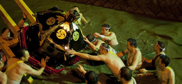 神輿を川に投げ込んで神々に感謝！能登で最も勇壮な「あばれ祭」