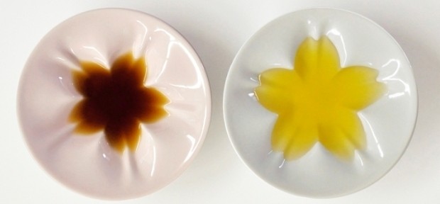 醤油を入れるとぱっと桜が浮かぶ！九谷焼の「hiracleさくら小皿」が素敵