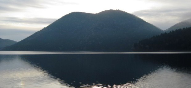 太古の自然が残る、 北海道鹿追町の湖畔に出現。 なかなか見られない唇山とは？