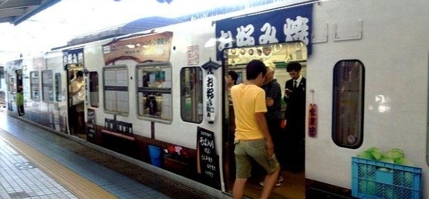 本物の飲食店そっくり！？ 広島を走るラッピング電車 「まんぷく宝しま号」