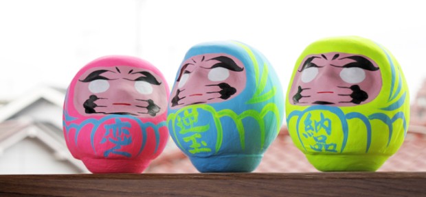 「出世」「逆玉」をポップに祈願。山梨の甲州ダルマ「KOSHU〜（COLOR）DARUMA」