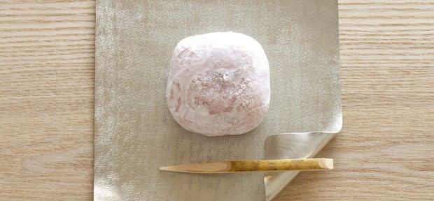 折り曲げて表情を楽しむ、富山うまれの錫のうつわ「すずがみ」