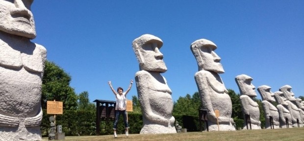 テーマパークのような 札幌「真駒内滝野霊園」。 京都・三十三間堂のモアイ像版！