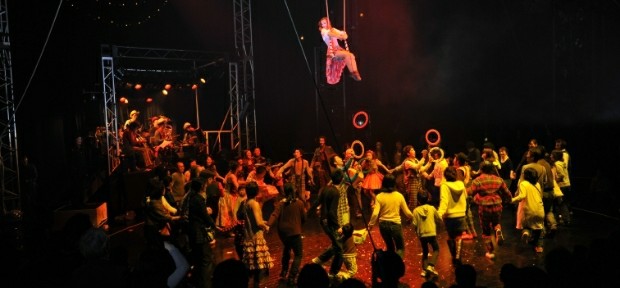 長野県のまつもと市民芸術館が作り上げた観客参加型の「空中キャバレー」再上演