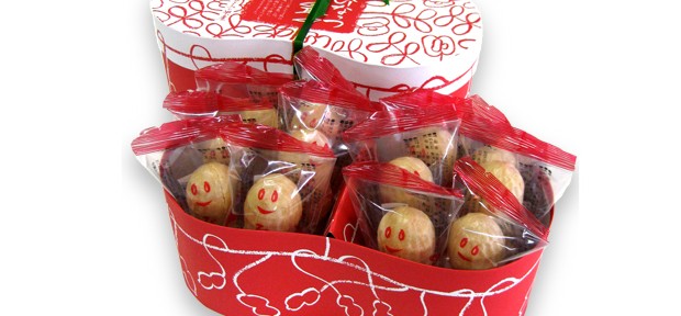 千葉県成田市の 「ぴーなっつ最中」は 眺めてよし、食べてよし