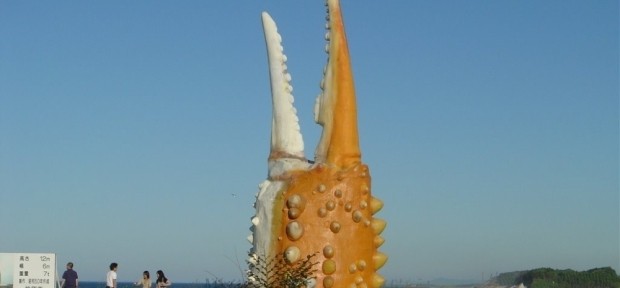 流氷の町、紋別のオホーツク海に そびえ立つ高さ12メートル、 重さ7トンのカニの爪