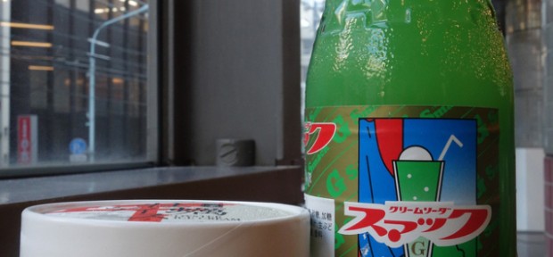 今日のおやつ： 広島から、牡蠣アイスと クリームソーダ  スマック G（ゴールド）