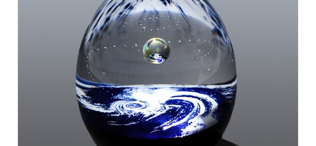 小さなガラスの中に 無限の宇宙が広がる。藤沢の ノグチミエコさんが生み出す 「銀河の雫」