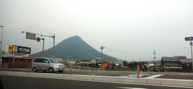 香川県の讃岐平野に そびえるおむすび山。 讃岐富士こと「飯野山」