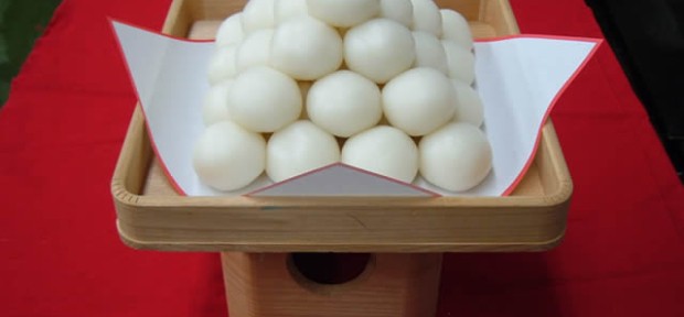 今日は中秋の名月。 お月見団子津々浦々！ 白くて丸い東日本、 あんこでくるむ西日本