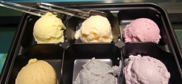 栃木の炭から富山の白エビまで、 日本じゅうのアイスが食べられる 「ご当地アイスパーラー」