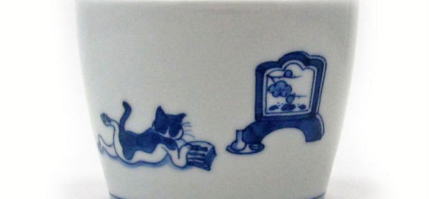 雨の休日に。 京都・伏見の風龍窯さん作、 猫が読書している 「猫の染付そばちょこ」