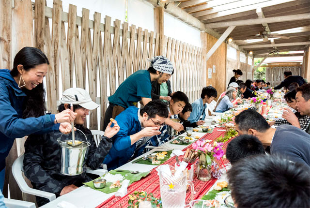 実際に配っている様子