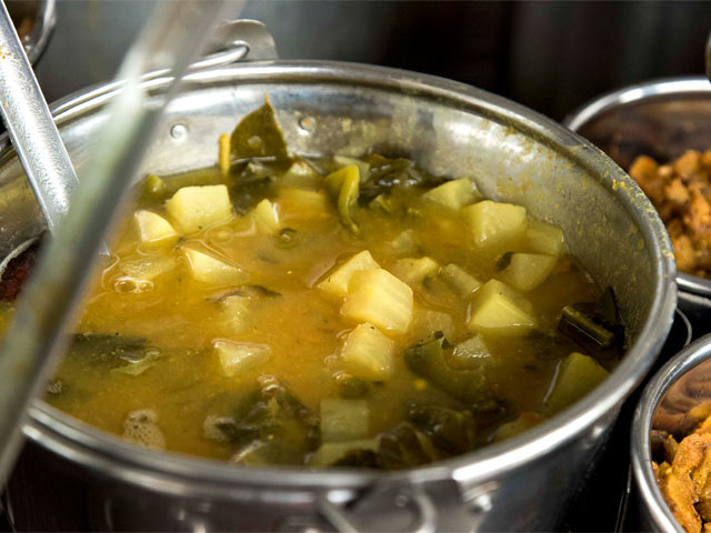 大根とピーマンのサーンバール（豆と野菜の煮込み）