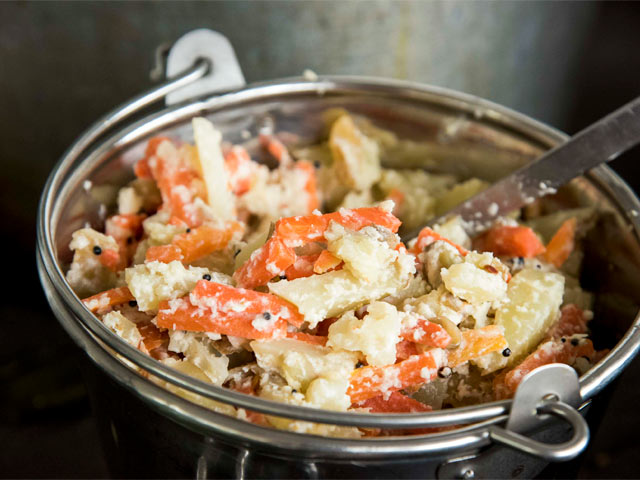 じゃがいもとにんじんのアヴィヤル（ココナッツとヨーグルトの和え物）。