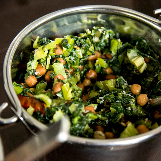 小松菜とブラウンチャナのポリヤル（炒め物）。