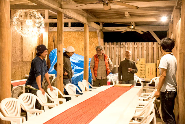 開催日の前夜、到着したマサラワーラーのおふたりを交えてスタッフが会する前夜祭