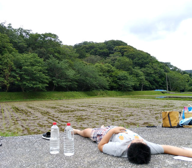 お疲れさまでした！！　疲れて横になる小６男子