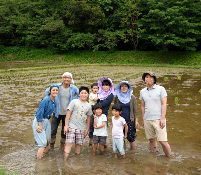 田植えをしたみんなで記念撮影