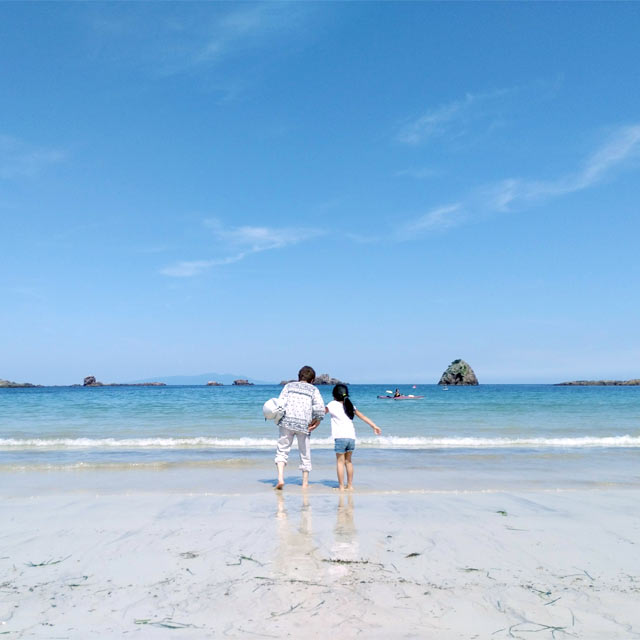 孫と、祖母と過ごす時間。この日は下田の海へ