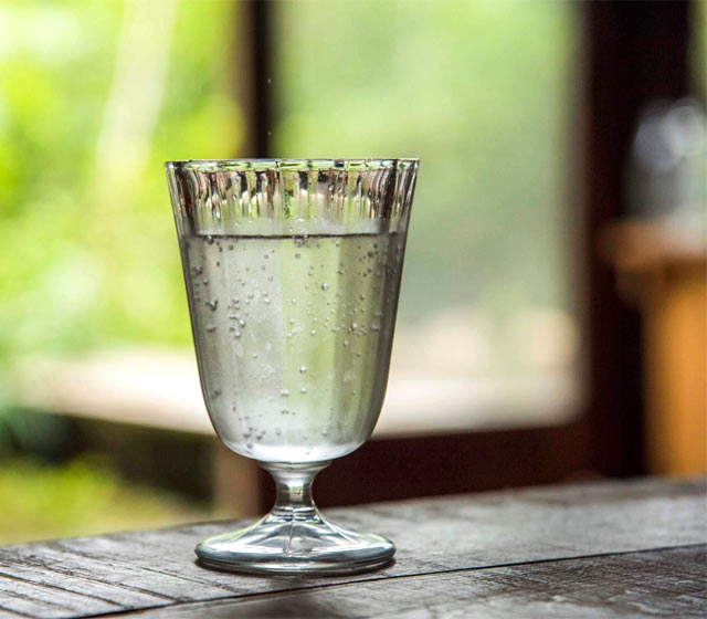 夫が仕事の帰り道に山水を汲んできてくれます