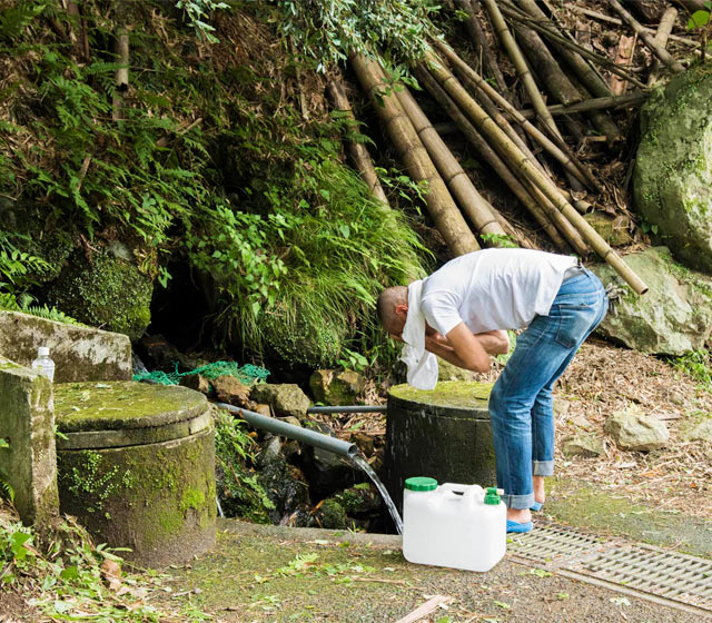 夫は水汲み場で顔を洗ったり、汗を拭いたりしています