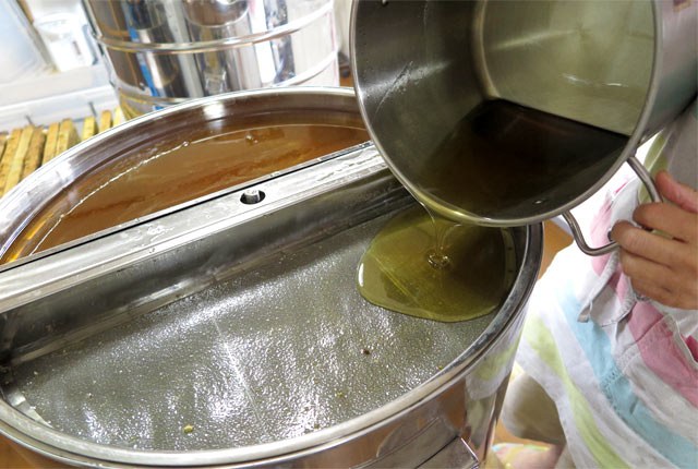 細かい網でろ過