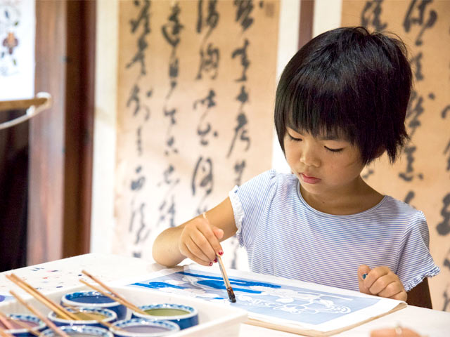 紅型づくりの着色に夢中になる娘