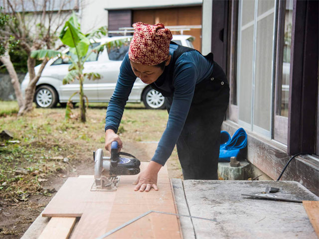 電動丸ノコで板を裁断中