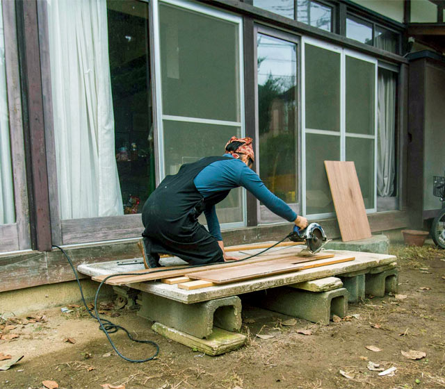 黙々と電動丸ノコで作業中