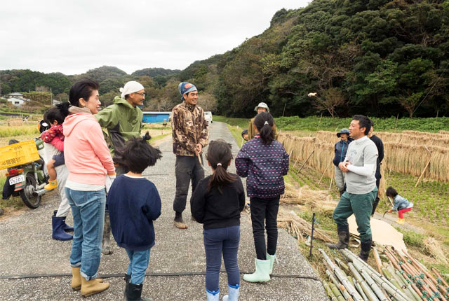 〈南伊豆米店〉の中村大軌さんから、手順やコツの説明