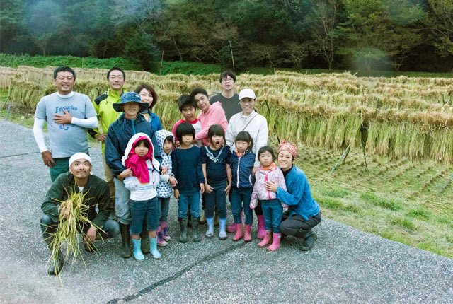 稲刈り完了後の記念撮影