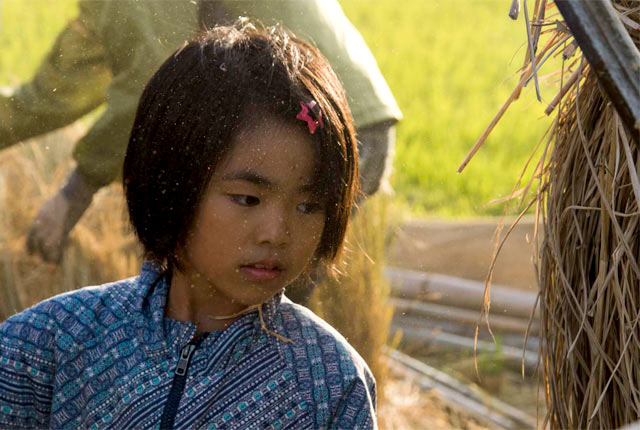 娘の顔のまわりは籾殻だらけ