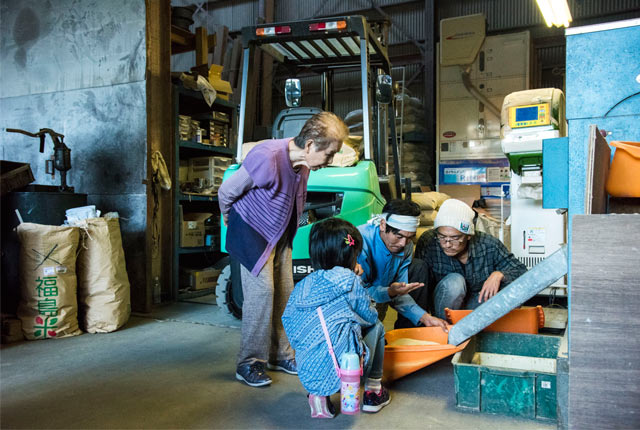 お母さんも一緒に籾摺り見学