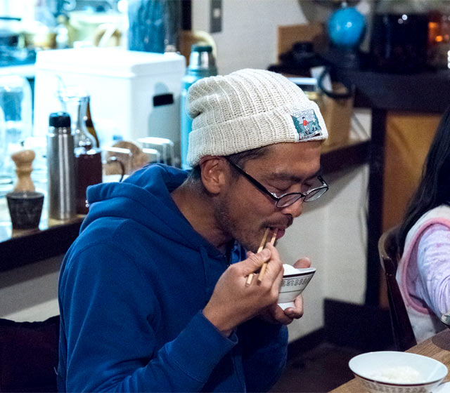 愛おしそうにお米を頬張る夫