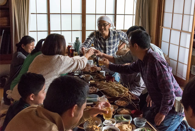 大人と子ども総勢21人が「新米の集い」に集合