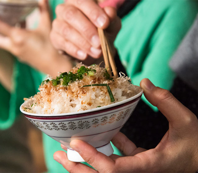 炊きたてのご飯の上に生わさびと鰹節をたっぷりと
