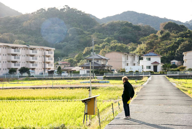 遠くでみんなの作業を見守っていたお母さん