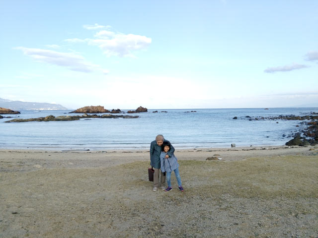 外浦海岸で散歩中の娘と母