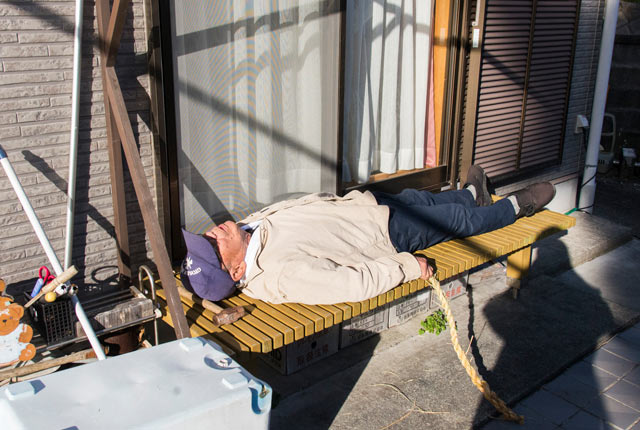 横になって休憩中