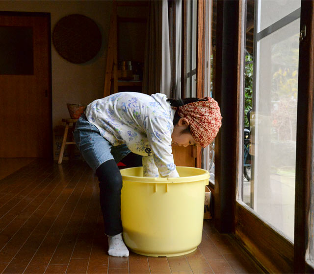 たくあんづくりを手伝ってくれる娘