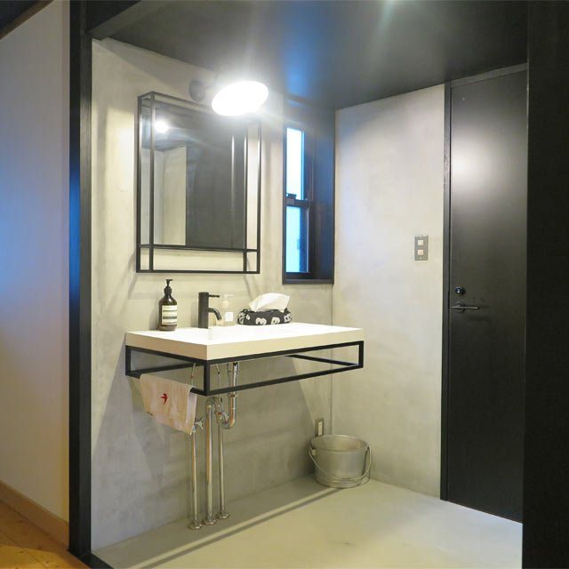 モノトーンでデザインされた手洗いスペース