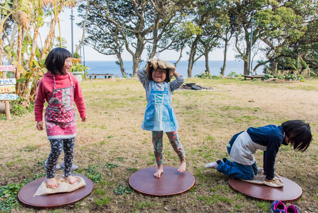場所を芝生に移して足踏み