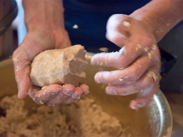 団子状にして容器に詰める